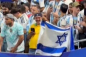 埃及球迷挥舞巴勒斯坦国旗,回应举以色列国旗的阿根廷球迷